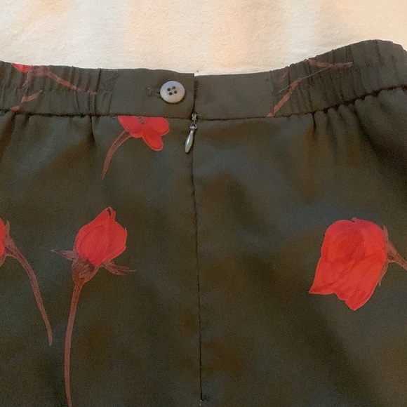 Black skirt with roses on it - Picture 4 of 4